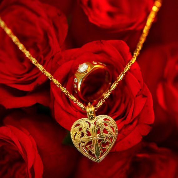 winsen-and-cynthia, church wedding, penang wedding, fresh flower, clock, flower girl, candids, thali, guests, rose flower, wedding ring, gold ring, gold thali, heart shape thali