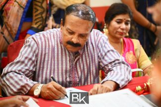 sri muniswarar temple perai penang, perai penang, penang, jalan baru penang, sri muniswarar, jalan sungai dua, rom, pendaftaran perkahwinan, registration of marriage, bestiankelly, professional wedding photographer, indian wedding photographer, famous wedding photographer, top wedding photographer, exchanging wedding ring, exchanging engagement ring, family photo, group photo, having fun, casual candids, couple portraits, releasing pigeon, white pigeon , officially husband and wife, cake cutting, moments, signing moment
