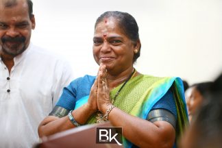 sri muniswarar temple perai penang, perai penang, penang, jalan baru penang, sri muniswarar, jalan sungai dua, rom, pendaftaran perkahwinan, registration of marriage, bestiankelly, professional wedding photographer, indian wedding photographer, famous wedding photographer, top wedding photographer, exchanging wedding ring, exchanging engagement ring, family photo, group photo, having fun, casual candids, couple portraits, releasing pigeon, white pigeon , officially husband and wife, cake cutting, moments, signing moment, blessing from family