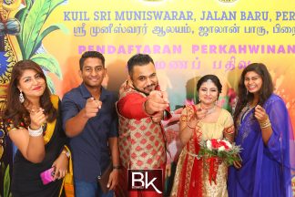 sri muniswarar temple perai penang, perai penang, penang, jalan baru penang, sri muniswarar, jalan sungai dua, rom, pendaftaran perkahwinan, registration of marriage, bestiankelly, professional wedding photographer, indian wedding photographer, famous wedding photographer, top wedding photographer, exchanging wedding ring, exchanging engagement ring, family photo, group photo, having fun, casual candids, couple portraits, releasing pigeon, white pigeon