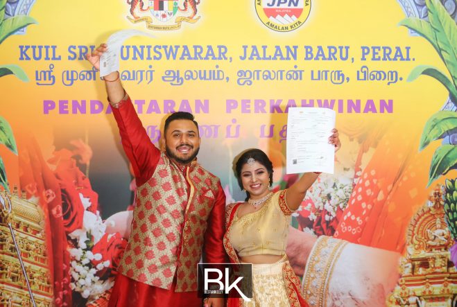 sri muniswarar temple perai penang, perai penang, penang, jalan baru penang, sri muniswarar, jalan sungai dua, rom, pendaftaran perkahwinan, registration of marriage, bestiankelly, professional wedding photographer, indian wedding photographer, famous wedding photographer, top wedding photographer, exchanging wedding ring, exchanging engagement ring, family photo, group photo, having fun, casual candids, couple portraits, releasing pigeon, white pigeon , officially husband and wife